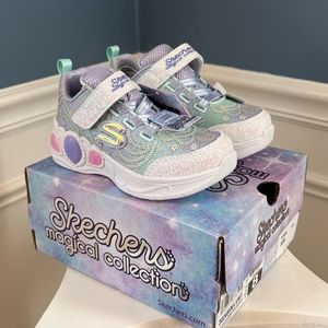 NWT ✨Light up✨ Skechers size 8